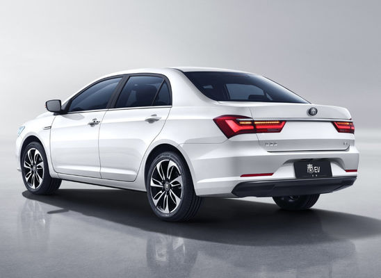4 दरवाजे 5 सीट BYD EV कारें बायड किन EV 400-450KM आरामदायक सवारी