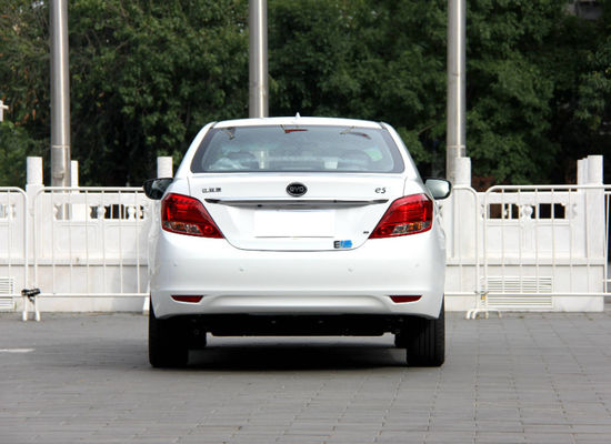 305KM 400KM BYD E5 EV उच्च प्रदर्शन शुद्ध इलेक्ट्रिक 4 दरवाजे 5 सीटें