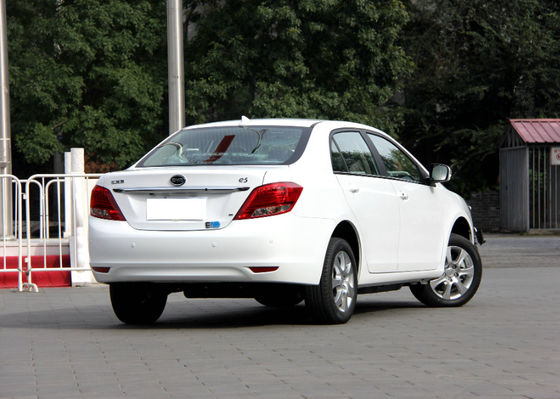 305KM 400KM BYD E5 EV उच्च प्रदर्शन शुद्ध इलेक्ट्रिक 4 दरवाजे 5 सीटें