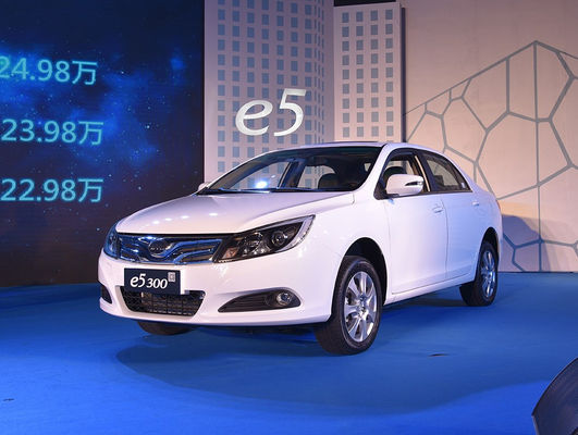 305KM 400KM BYD E5 EV उच्च प्रदर्शन शुद्ध इलेक्ट्रिक 4 दरवाजे 5 सीटें